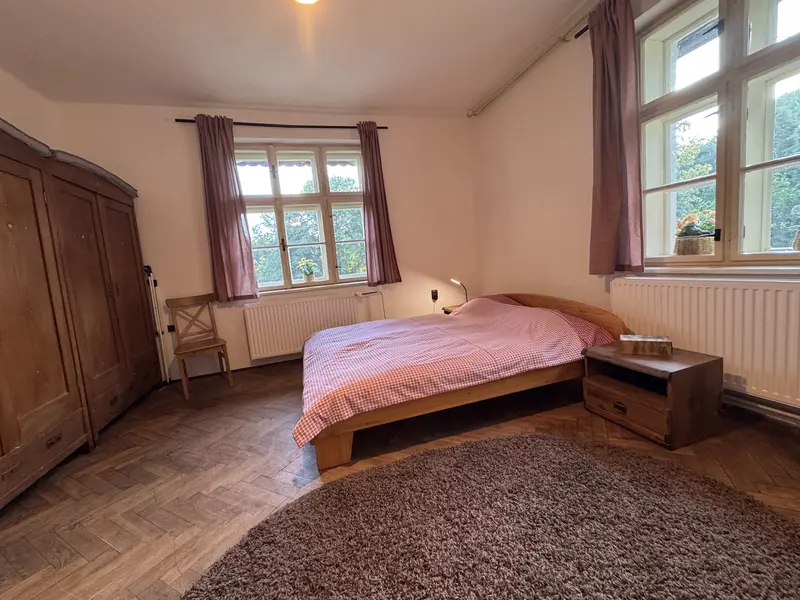 Klidná ložnice se šatní skříní