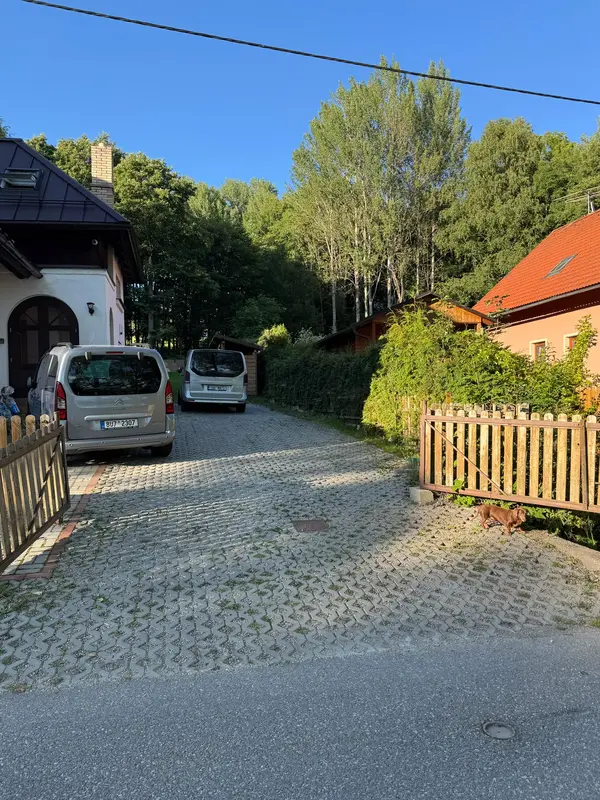 Příjezd k apartmánu mezi zelení