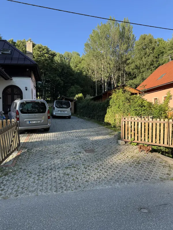 Zahrada a parkování u domu