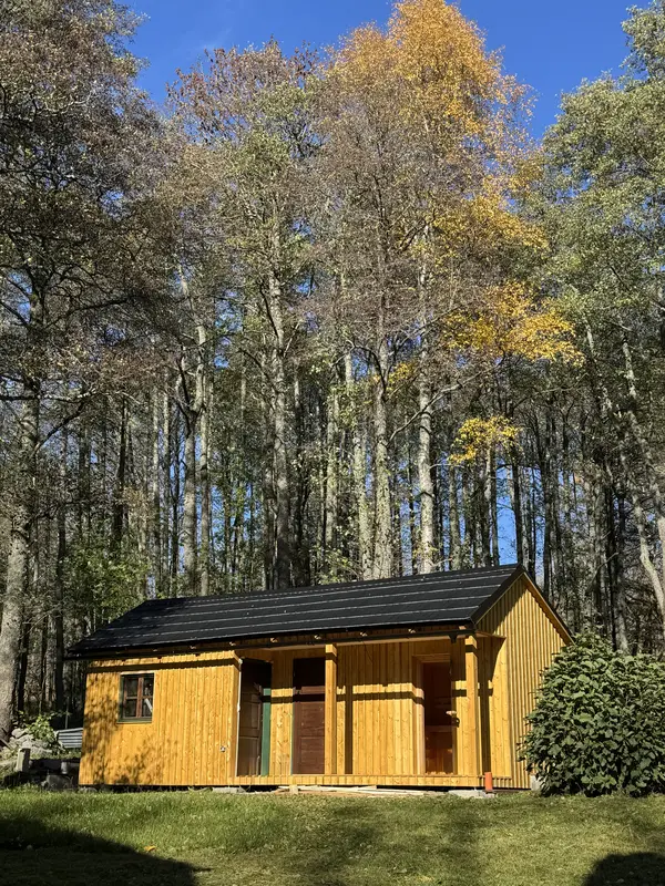 Sauna v podzimním šumavském lese